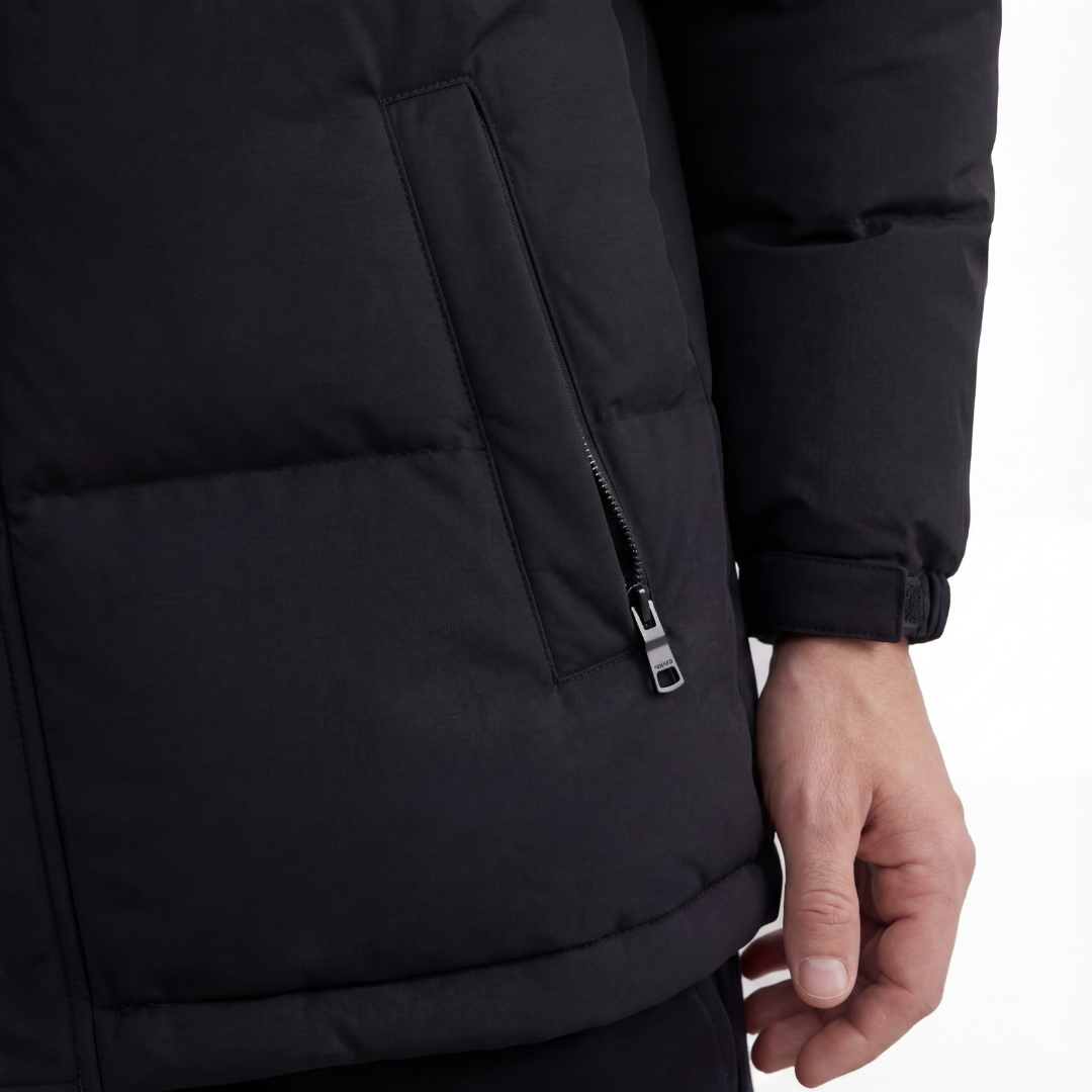 Schwarze Kapuzen Pufferjacke