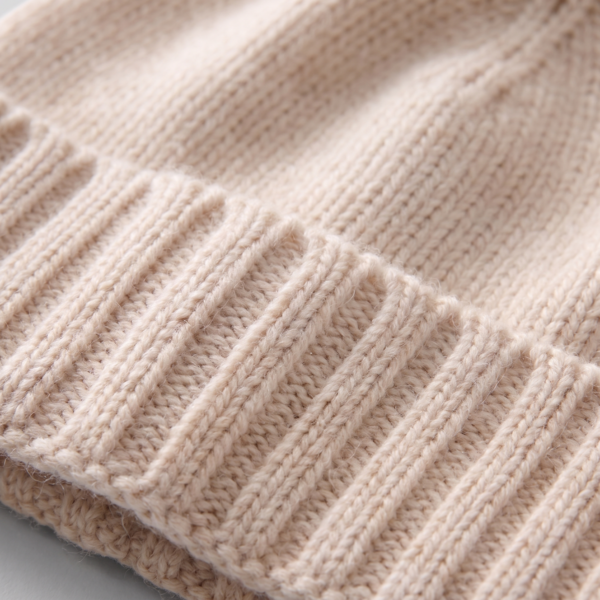 Cashmere-Beanie mit Rippstruktur