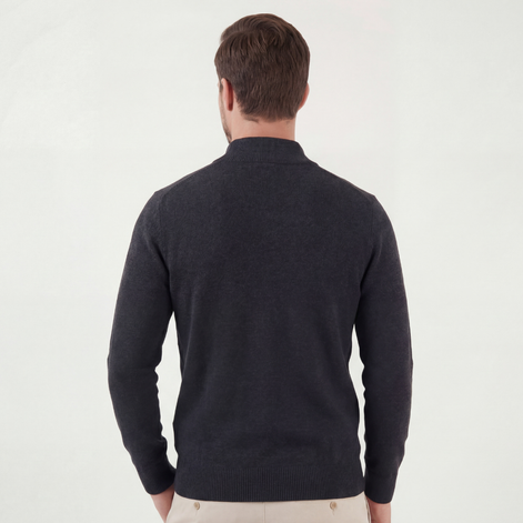 Anthrazitfarbener Pullover mit Halbreißverschluss