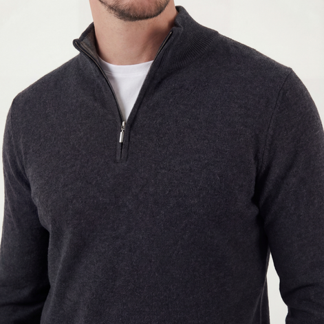 Anthrazitfarbener Pullover mit Halbreißverschluss