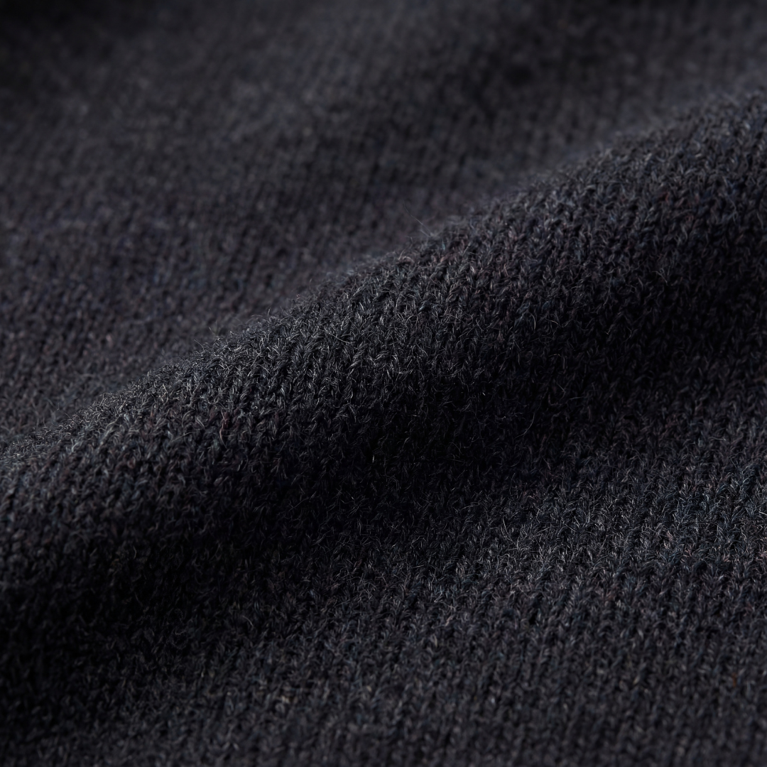 Anthrazitfarbener Pullover mit Halbreißverschluss