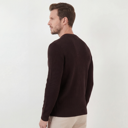 Dunkelbrauner Rippenstrickpullover