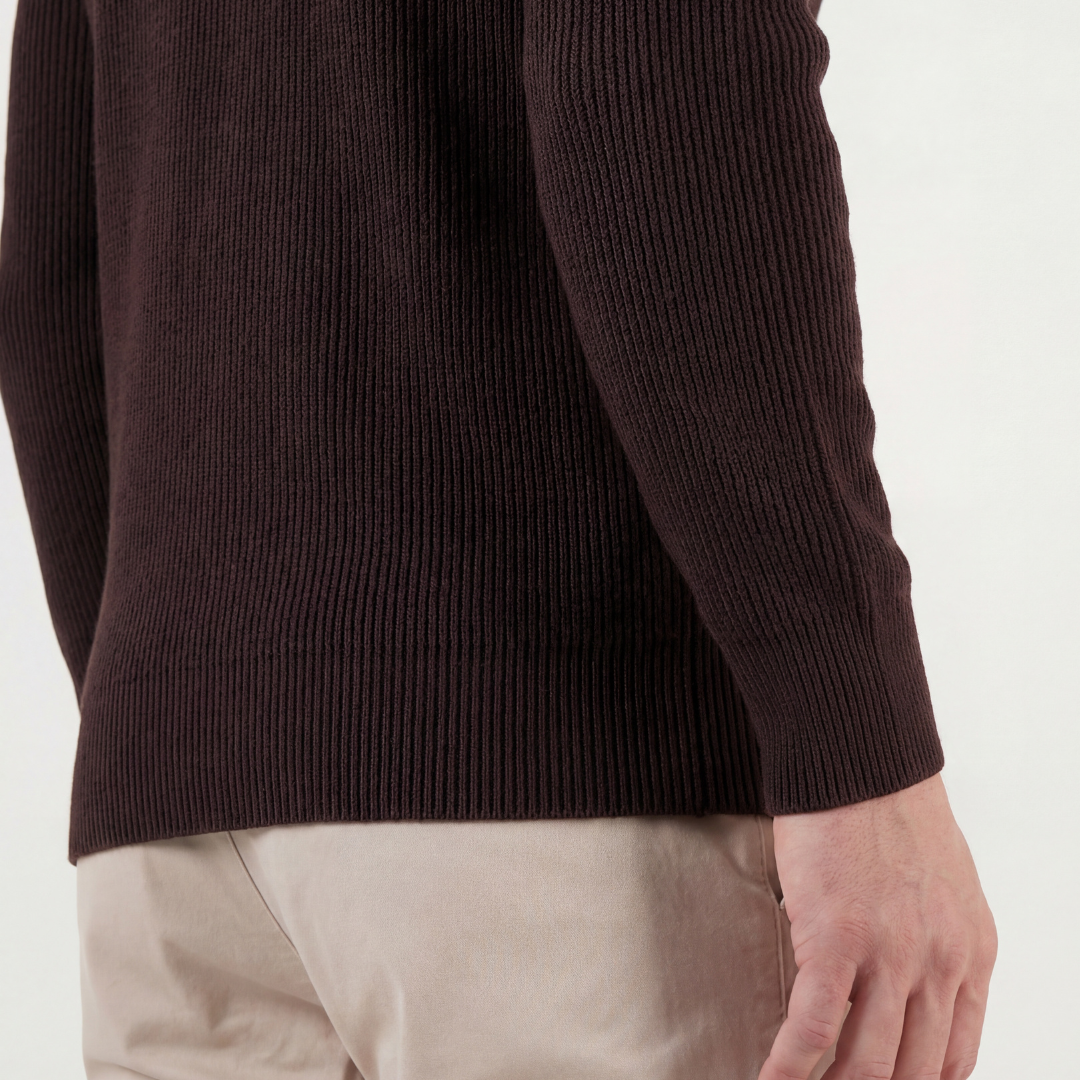 Dunkelbrauner Rippenstrickpullover