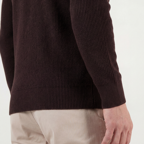 Dunkelbrauner Rippenstrickpullover