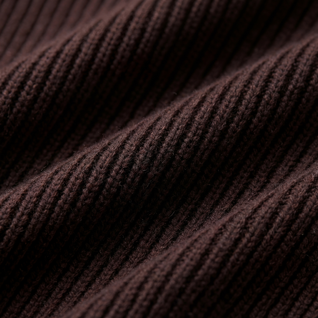 Dunkelbrauner Rippenstrickpullover