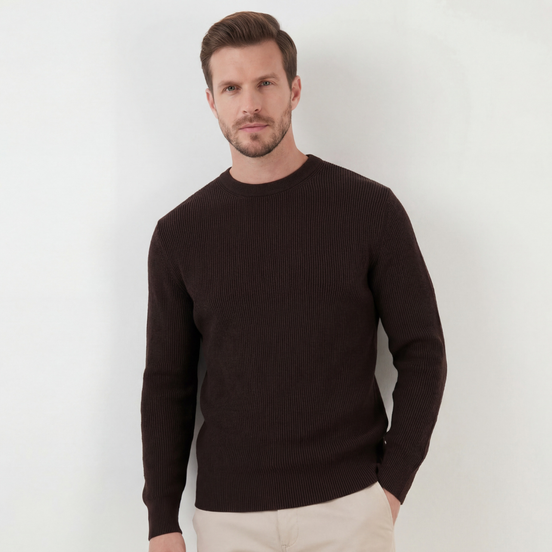 Dunkelbrauner Rippenstrickpullover