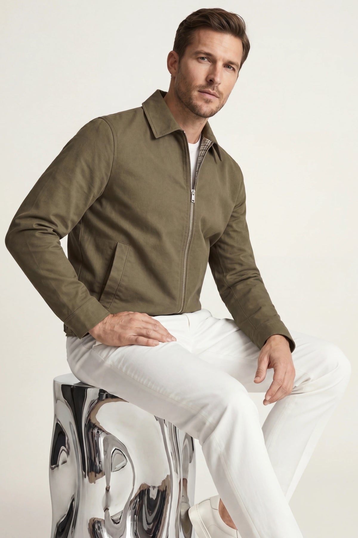 Herren Leichte Reißverschlussjacke mit spitzem Kragen