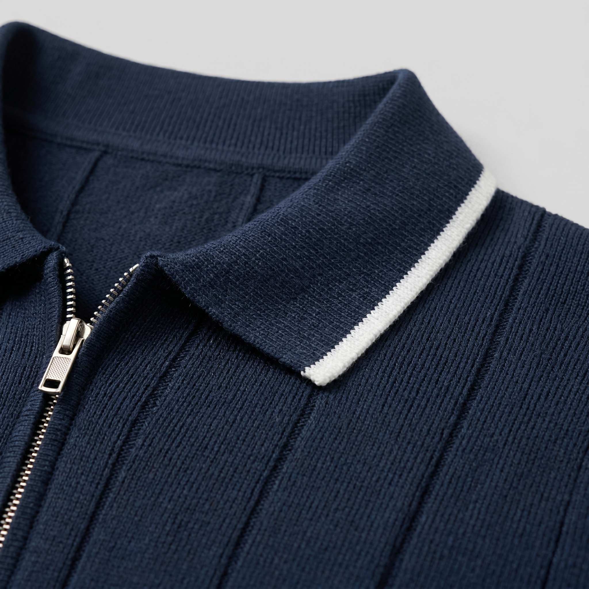 Herren Polo Mit Vertikalen Streifen Und Reißverschluss Am Kragen