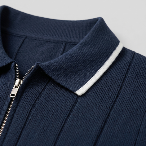Herren Polo Mit Vertikalen Streifen Und Reißverschluss Am Kragen